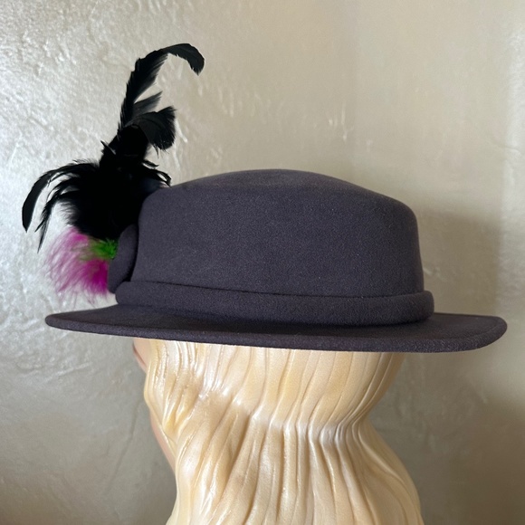 GRACEFUL DRK. COBALT BLUE FELT DESIGNER VINTAGE FEDORA + MULTICOLRED FEATHERS - Picture 9 of 13